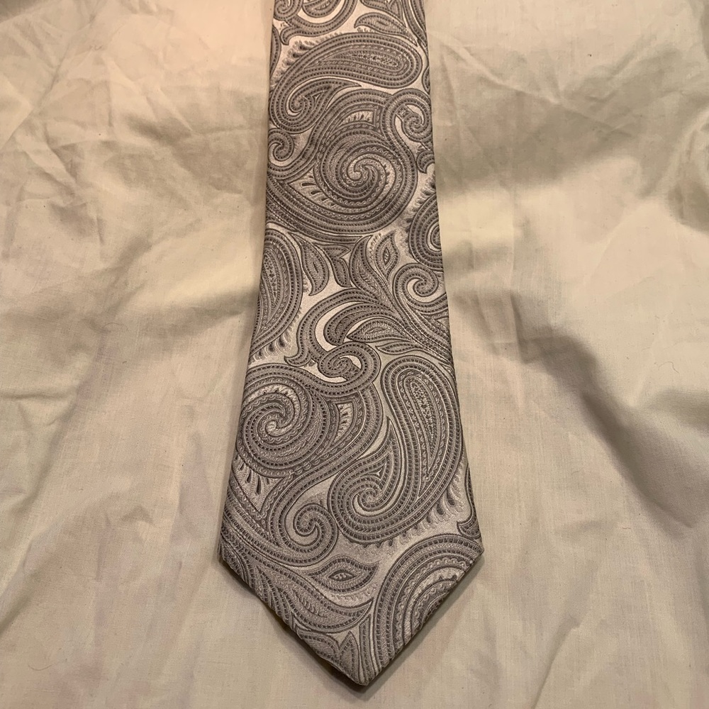 Michael Kors Men's Silver/Gray Paisley 100% Silk Tie MMK EUC
